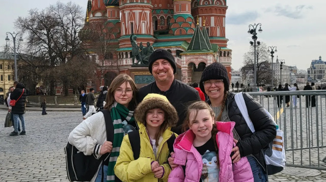 משפחת הופמן היגרה לרוסיה (צילום: צילום מסך מתוך טוויטר)