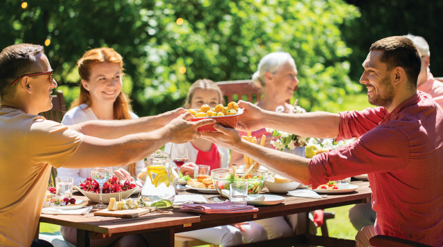 ארוחה משפחתית (צילום: אינג'אימג')