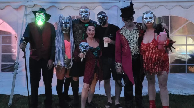 קרי ווולנר וחבריה בפסטיבל (צילום: SWNS)