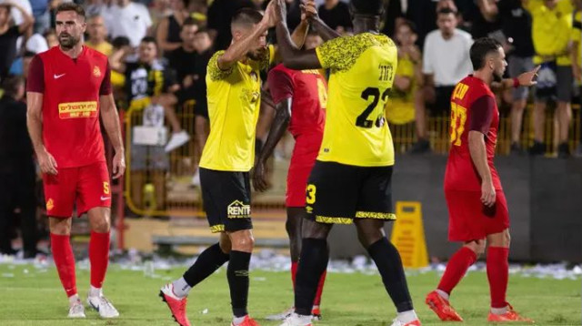 כל הזרים באי ודאות. ג'ורג' והוצ'קו (צילום: קובי אליהו)