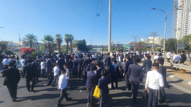 הפגנת הפלג הירושלמי בבני ברק בכביש 4 נגד גיוס חרדים לצה"ל (צילום: שמעון ברוך/TPS)
