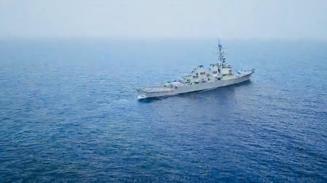 המשחתת האמריקאית "DDG פיצג'רלד" מנסה להתקרב למים הטריטוריאליים של איראן בים עומאן (צילום: אל מיאדין)