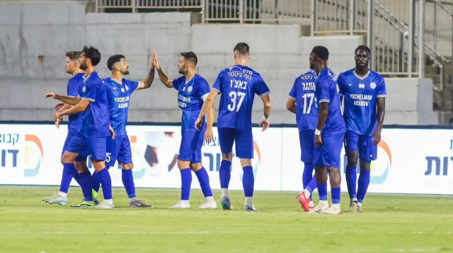 שחקני עירוני טבריה חוגגים עם גיא חדידה (צילום: קובי אליהו)