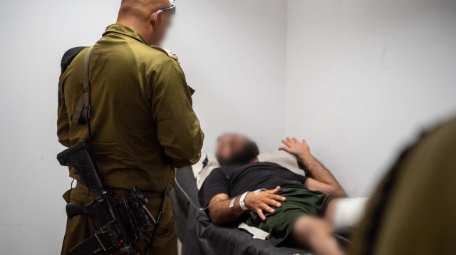 טיפול בפצועים סורים במתקן של צה"ל (צילום: דובר צה"ל)