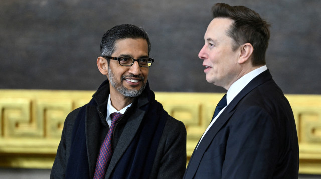 מנכ"ל גוגל סונדר פיצ'אי עם מנכ"ל טסלה אילון מאסק (צילום: Saul Loeb/Pool via REUTERS)