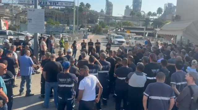 ועד עובדי מפעל המלט "נשר" ברמלה חוסמים את עובדי הקבלן (צילום: ועד העובדים של מפעל "נשר")