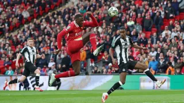 קונאטה מקדים את איסק ומונע שער (צילום: רויטרס)