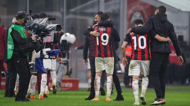 פאולו מאלדיני מחבק את תאו הרננדז במדי מילאן, דצמבר 2020 (צילום: GettyImages, Jonathan Moscrop)