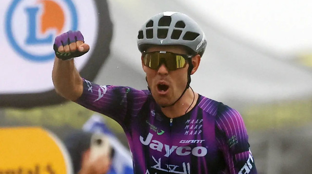 בן אוקונור רוכב אופניים אוסטרלי, מנצח קטע 18 טור דה פראנס 2025 (צילום: רויטרס)