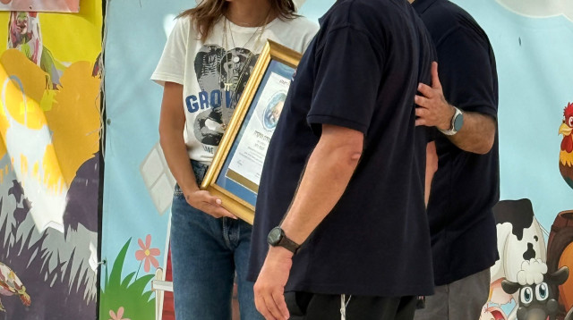 נטלי דדון מקבלת אות הוקרה באירוע עמותת אפרת (צילום: זאביק הצלם)