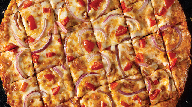 קריספי פיצה דומינו’ס מחולקת לריבועים (צילום: דרור עינב)