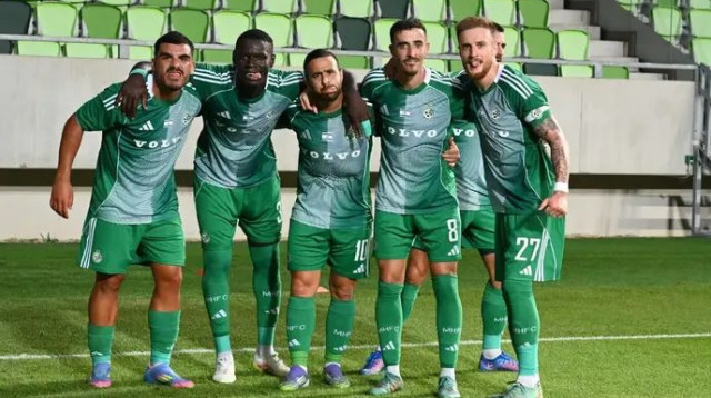 החברים חוגגים עם עבדולאי סק (צילום: אתר רשמי, ראובן כהן, מכבי חיפה)