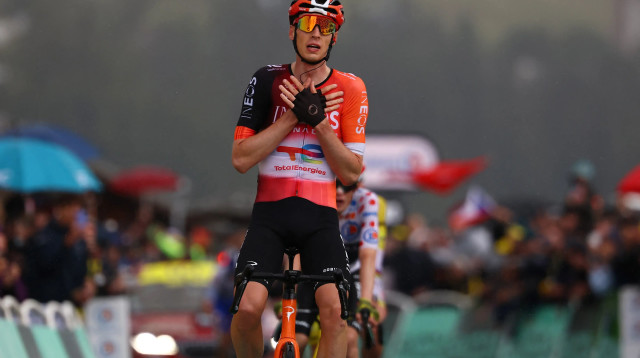 טימן ארנסמן רוכב אופניים הולנדי, מנצח קטע 19 של טור דה פראנס 2025 (צילום: רויטרס)