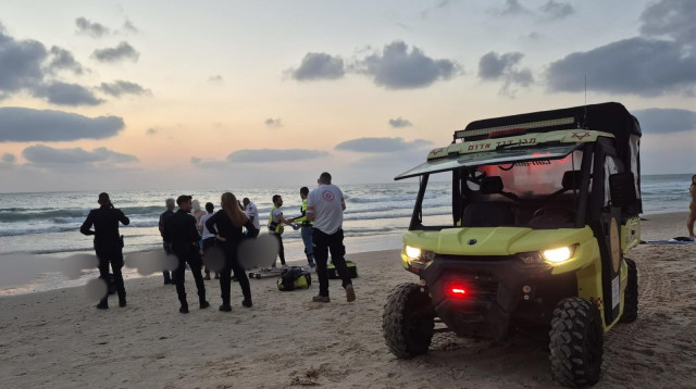 צנחן רחיפה נהרג לאחר שהתרסק למים מול חוף ארגמן (צילום: מד"א)