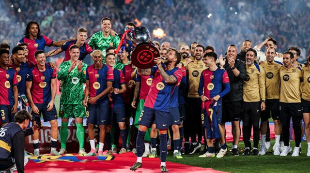 שחקני ברצלונה חוגגים את הזכייה באליפות (צילום: NurPhoto)