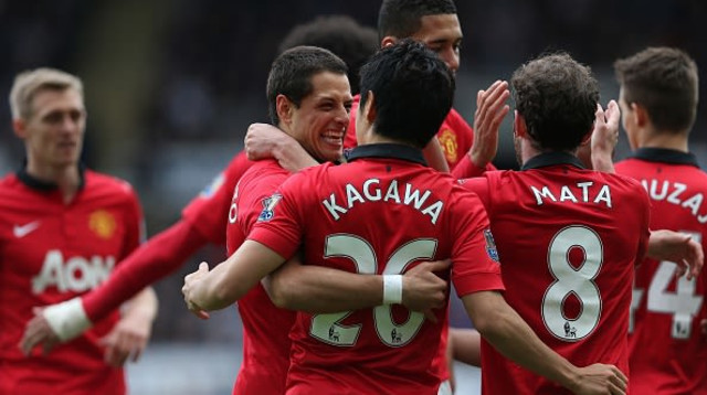 שחקני מנצ'סטר יונייטד חוגגים (צילום: IAN MACNICOL)