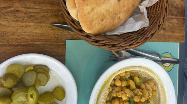  "מרכז החומוס האסלי" ברחוב יפת (צילום: מאיה כהן)