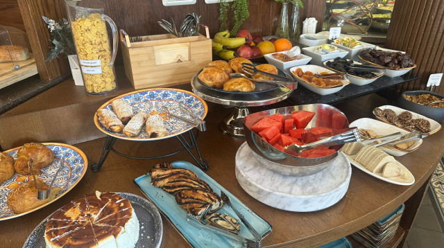 ארוחת בוקר במלון קולוני בחיפה (צילום: בתיה גלעדי)