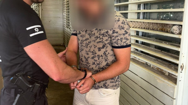 מעצר החשוד בחוף (צילום: דוברות המשטרה)