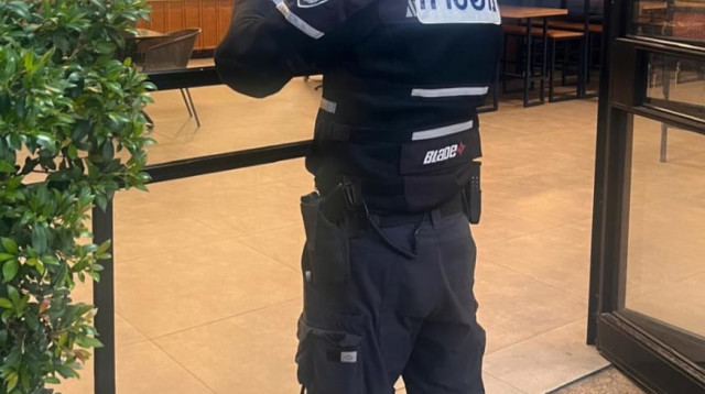 צו הסגירה לבית הקפה במוסד האקדמי בתל אביב (צילום: דוברות המשטרה)