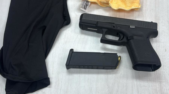 האקדח באמצעותו בוצע הירי לעבר בית העסק שנסחט (צילום: דוברות המשטרה)