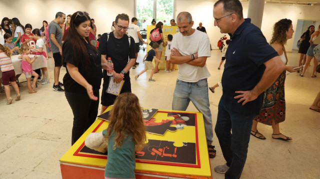 רן קוניק וסיגל שפיץ טולדנו באירוע שלום כיתה א (צילום: עיריית גבעתיים)