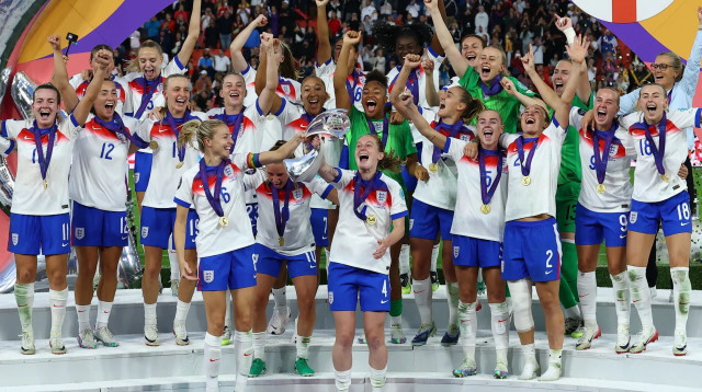 שחקניות נבחרת הנשים של אנגליה חוגגות (צילום: רויטרס)