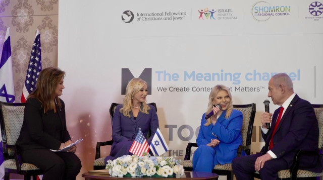 ראש הממשלה בנימין נתניהו ורעייתו שרה עם פסטור פולה וויט-קיין (צילום: פליפה וולוקיטה, ערוץ המשמעות)