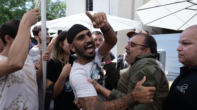 טקס הריסת הבניין שנפגע מטיל בחולון  (צילום: אבשלום ששוני)