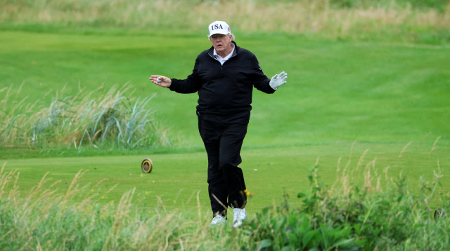 דונלד טראמפ משחק גולף במגרש החדש שלו בסקוטלנד (צילום: רויטרס)