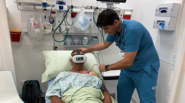 פרופ' בן אסא ומטופל. VR לפני הצנתור (צילום: אסותא)