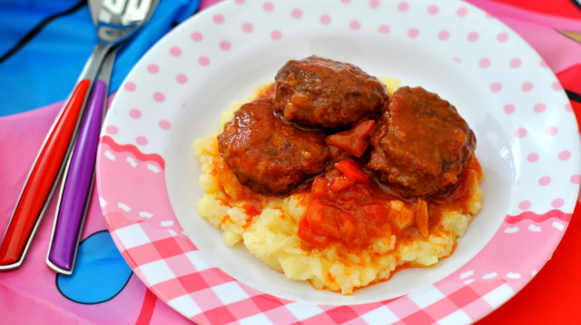 קציצות עוף ברוטב עגבניות  (צילום: פסקל פרץ-רובין)