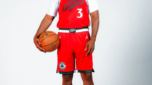 כריס פול מוצג במדי לוס אנג'לס לייקרס (צילום: אתר רשמי, מתוך הטוויטר של לוס אנג'לס קליפרס)