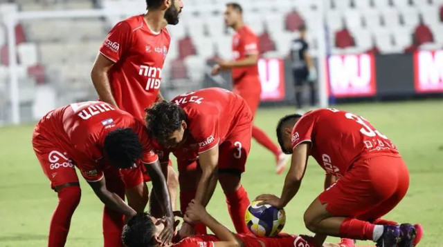 שחקני הפועל חיפה חוגגים 3:4 על מכבי בני ריינה בגביע הטוטו (צילום: דני מרון)