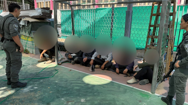 חמישה שב"חים שנתפסו בבית ספר הבעש"ט בתל אביב (צילום: דוברות המשטרה)