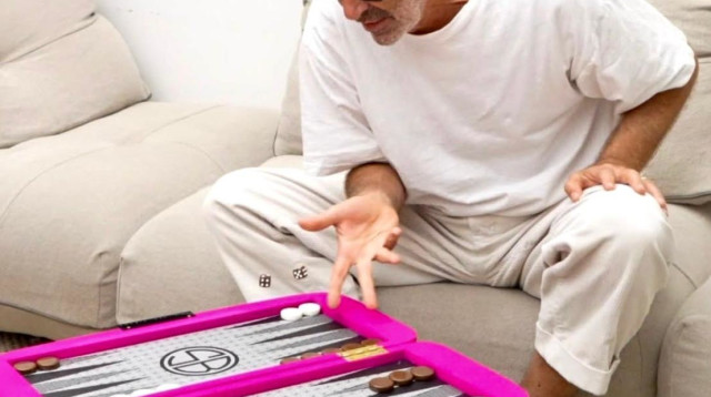 אריק בן שמחון משחק שש בש בעיצובו (צילום: ליגיאה קיט)