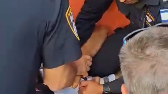 מעצר הלום הקרב במשרד הביטחון בפתח תקווה (צילום: דוברות המשטרה)