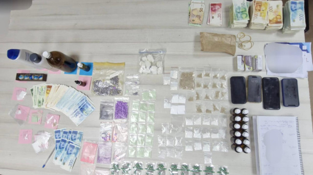 הסמים שנתפסו בדירה בפלורנטין (צילום: דוברות המשטרה)