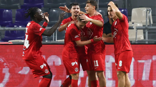 סתיו טוריאל, שחקן הפועל תל אביב חוגג (צילום: דני מרון)