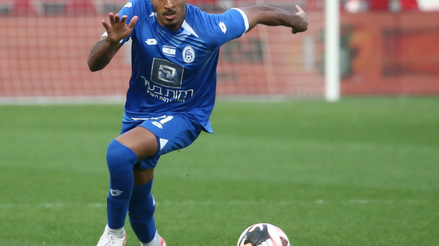 עידו מדויל שחקן הפועל ניר רמת השרון (צילום: אודי ציטיאט)