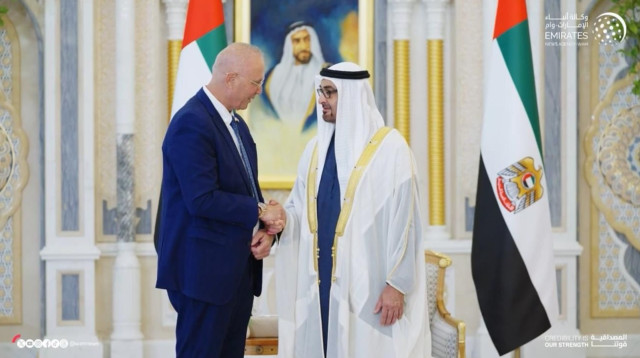 יוסי שלי באיחוד האמירויות (צילום: רשתות ערביות)