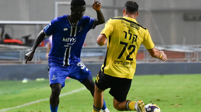 ז'וסלן טאבי שחקן הפועל פתח תקוה עובר את רותם קלר שחקן מכבי נתניה (צילום: ברני ארדוב)