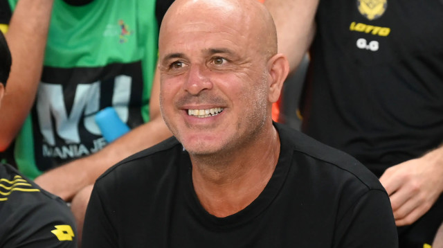 יוסי אבוקסיס מאמן מכבי נתניה (צילום: ברני ארדוב)