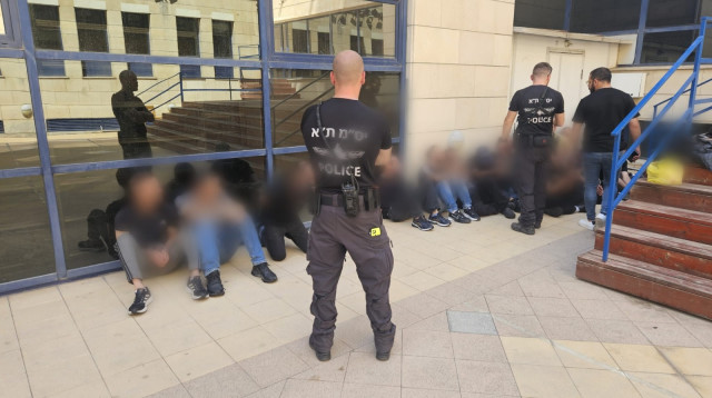 12 פועלים פלסטינים נעצרו במסעדה בנמל יפו (צילום: דוברות המשטרה)