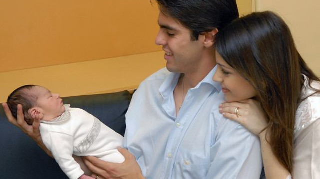 קאקה, גרושתו והילד (צילום: MARUCIA KINTSCHEV/AFP via Getty Images)