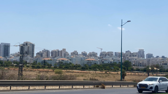 הכביש באם המושבות בפתח תקווה (צילום: אבשלום ששוני)
