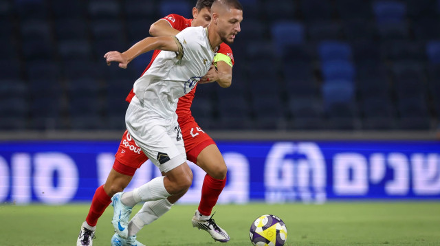 אחמד סלמן שחקן בני סכנין לפני לירן סרדל שחקן הפועל חיפה (צילום: מאור אלקסלסי)