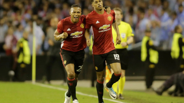 שחקני מנצ'סטר יונייטד מרכוס רשפורד, אנטוניו ולנסיה חוגגים (צילום: רויטרס)