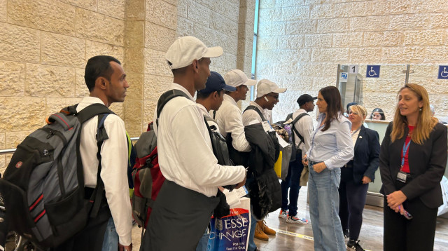 סיור הוועדה לעובדים זרים ברשות ח"כ אתי עטיה (צילום: ללא קרדיט)