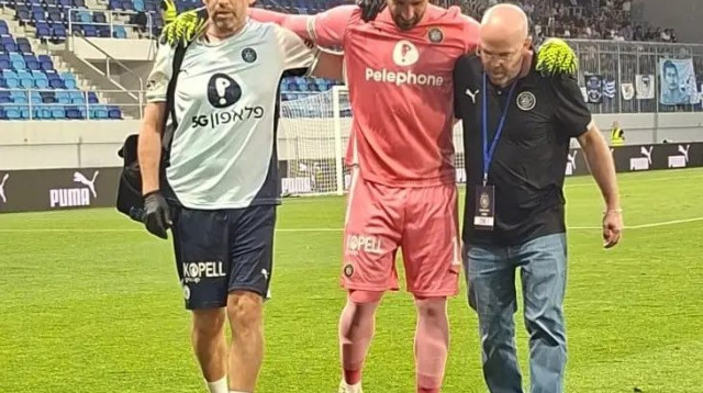 שוער מכבי תל אביב, יואב ג'רפי, אחרי שנפצע (צילום: רענן ברנובסקי)